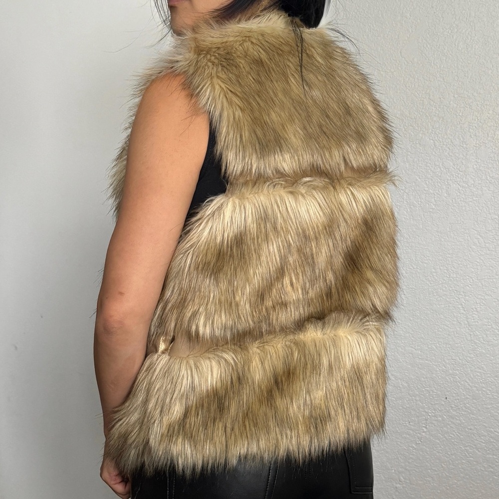Love Tree Womens Faux Fur Vest Size Medium with pockets